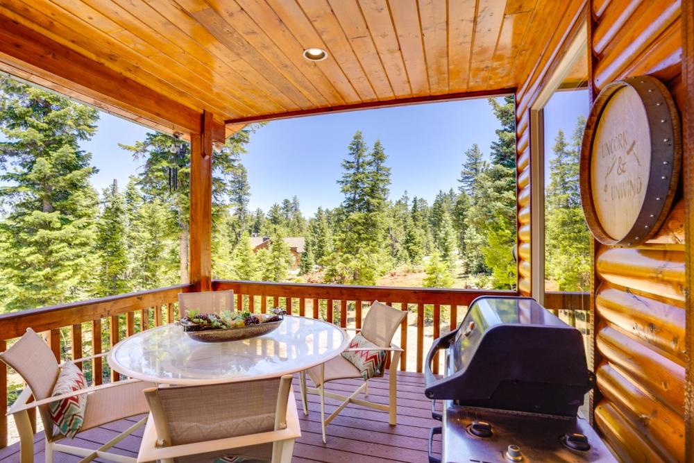 Duck Creek Village Cabin with Deck and Private Hot Tub
